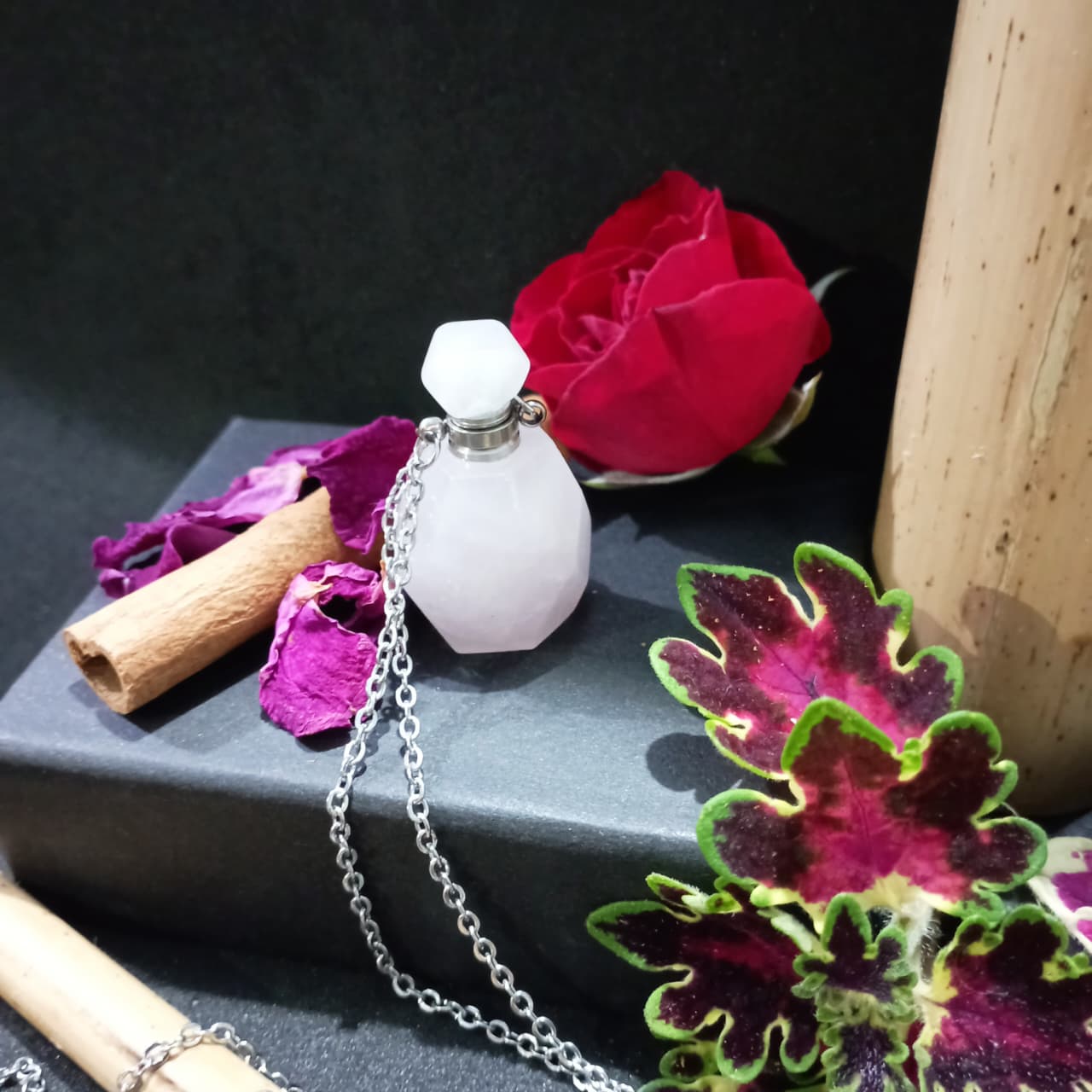 Colar Aromatizador Pessoal de Quartzo Rosa – Amor-Próprio & Equilíbrio Emocional